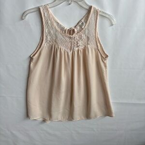 Gracie Cream Lace Accent Top. Tag faded. 19” PTP. 25” length   INV25/394